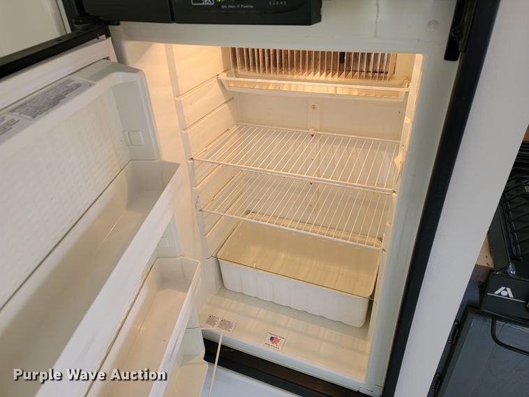 image for item JE9941 2004 Monaco Starwood  camper