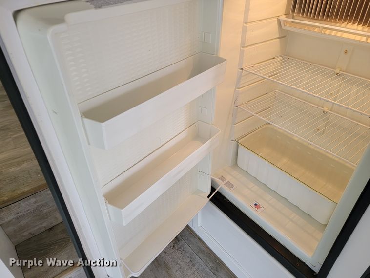 image for item JE9941 2004 Monaco Starwood  camper