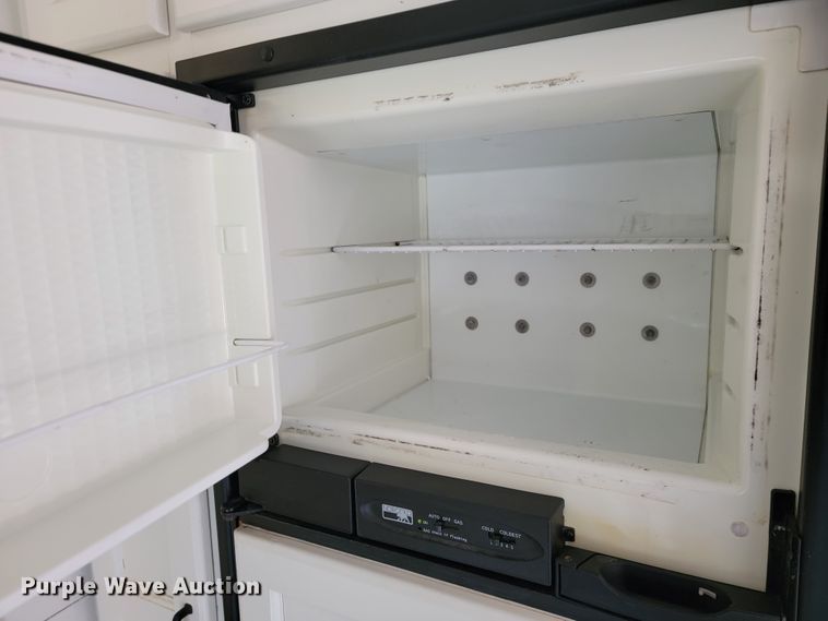 image for item JE9941 2004 Monaco Starwood  camper