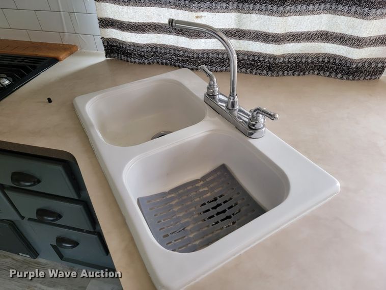 image for item JE9941 2004 Monaco Starwood  camper