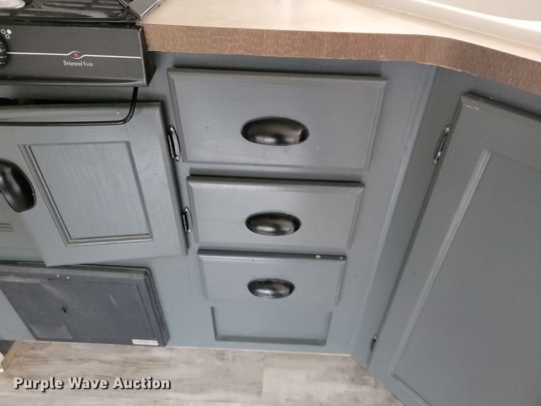 image for item JE9941 2004 Monaco Starwood  camper