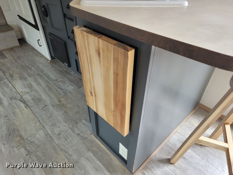 image for item JE9941 2004 Monaco Starwood  camper