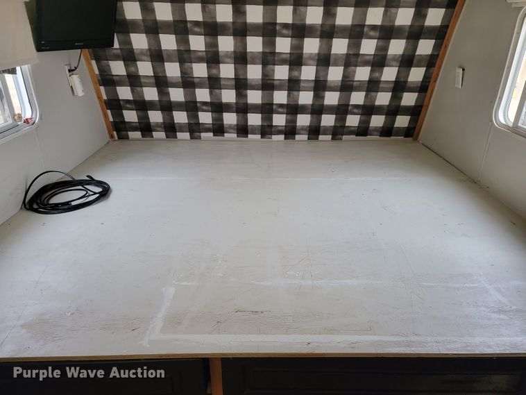 image for item JE9941 2004 Monaco Starwood  camper