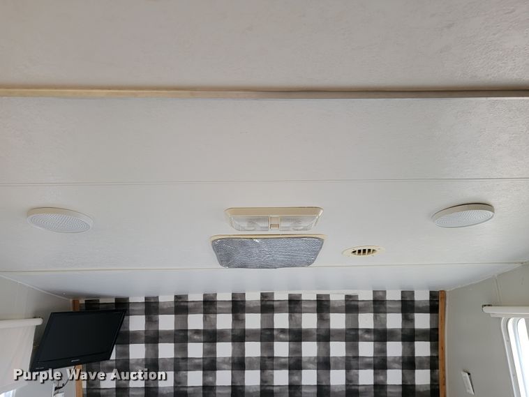 image for item JE9941 2004 Monaco Starwood  camper