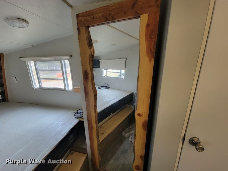 image for item JE9941 2004 Monaco Starwood  camper