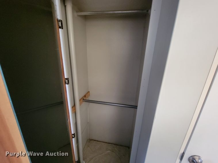 image for item JE9941 2004 Monaco Starwood  camper