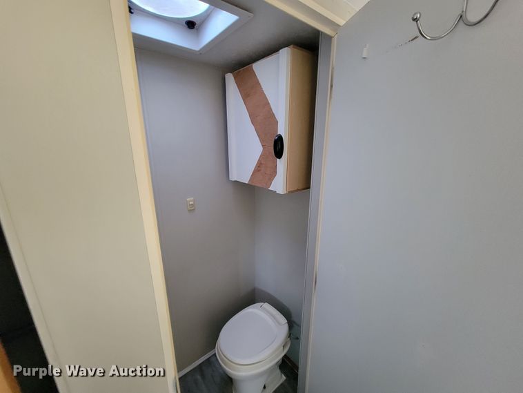 image for item JE9941 2004 Monaco Starwood  camper