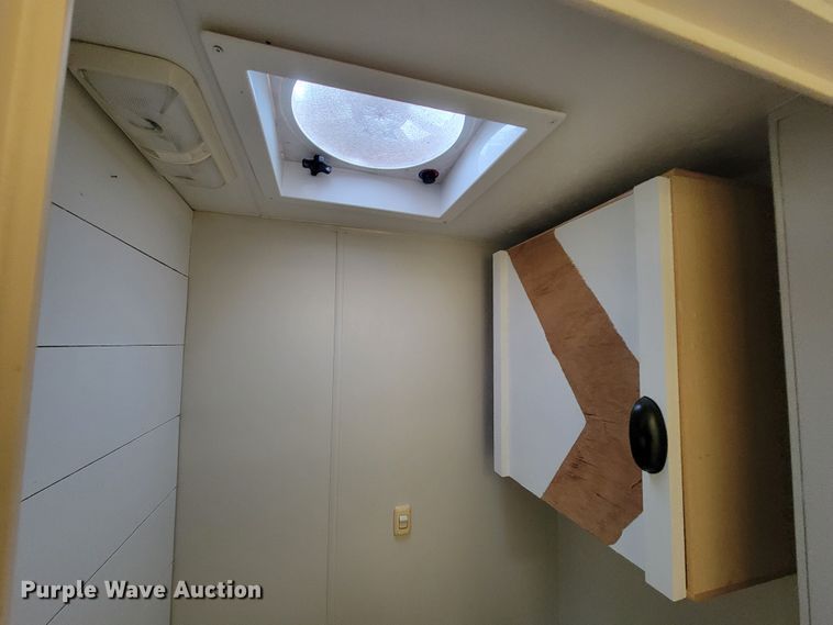 image for item JE9941 2004 Monaco Starwood  camper