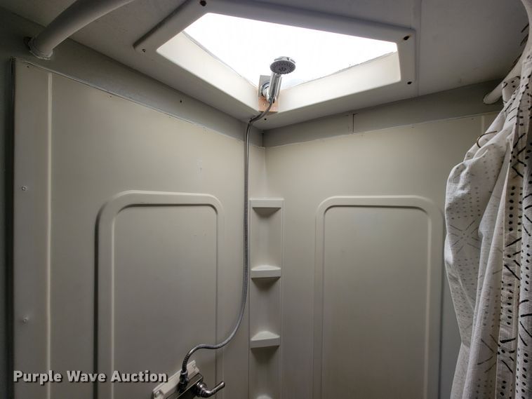 image for item JE9941 2004 Monaco Starwood  camper