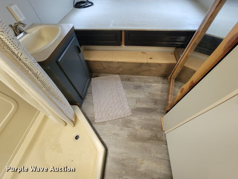 image for item JE9941 2004 Monaco Starwood  camper