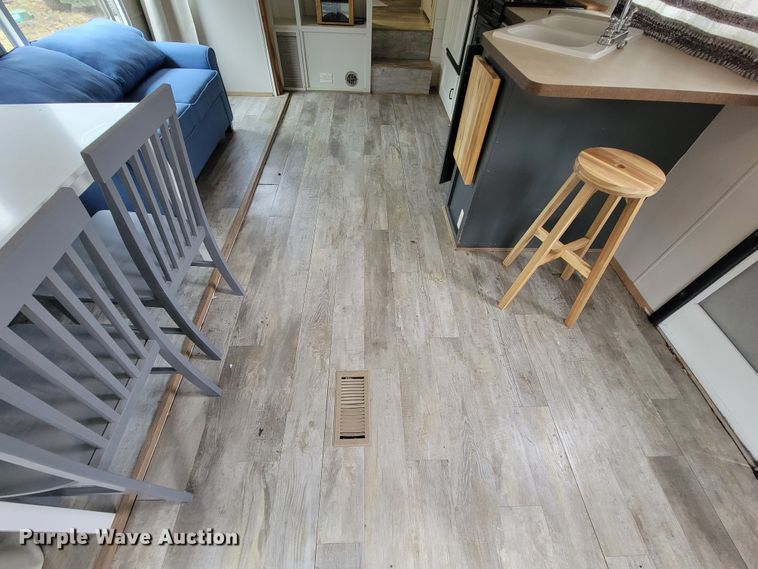 image for item JE9941 2004 Monaco Starwood  camper