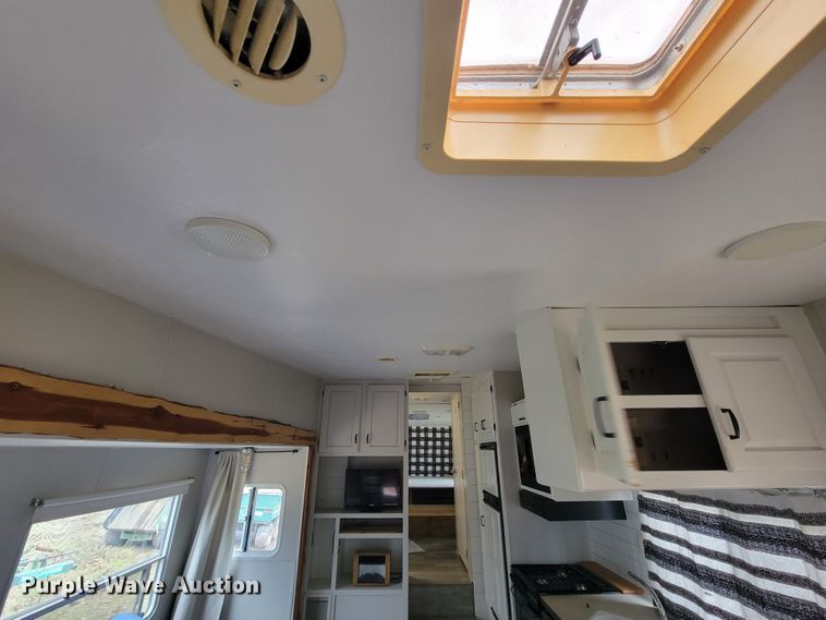 image for item JE9941 2004 Monaco Starwood  camper