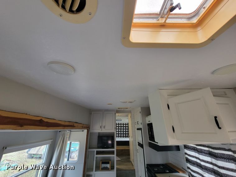 image for item JE9941 2004 Monaco Starwood  camper