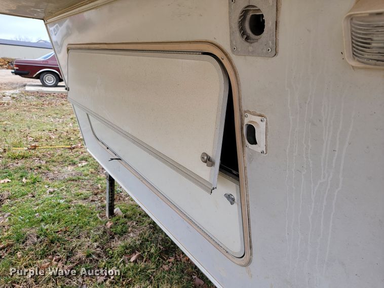 image for item JE9941 2004 Monaco Starwood  camper