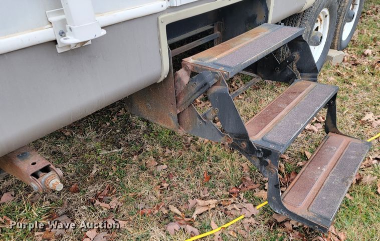 image for item JE9941 2004 Monaco Starwood  camper