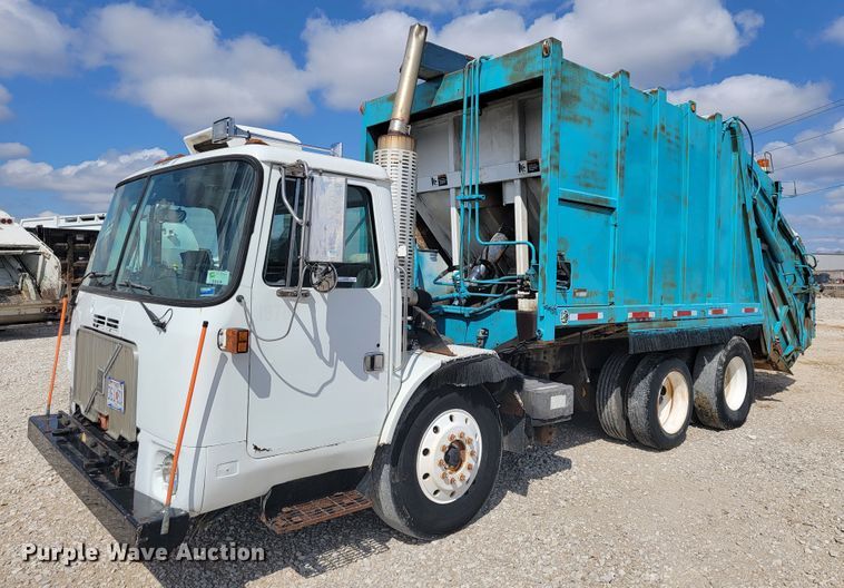 image for item JE9968 2000 Volvo WXLL  refuse truck