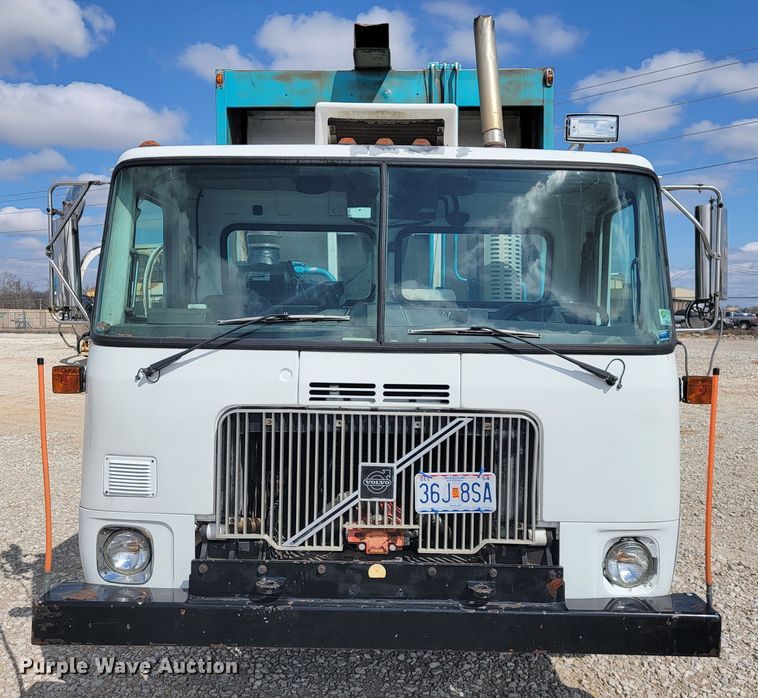 image for item JE9968 2000 Volvo WXLL  refuse truck