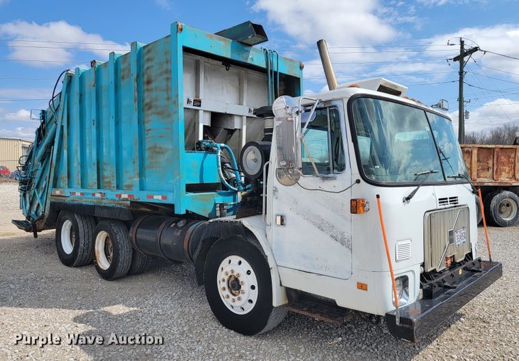 image for item JE9968 2000 Volvo WXLL  refuse truck