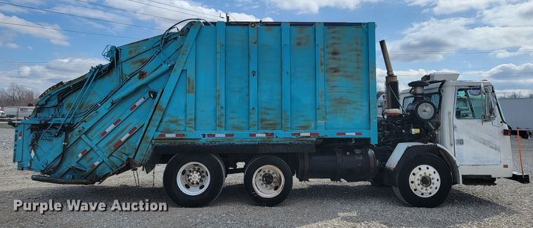 image for item JE9968 2000 Volvo WXLL  refuse truck