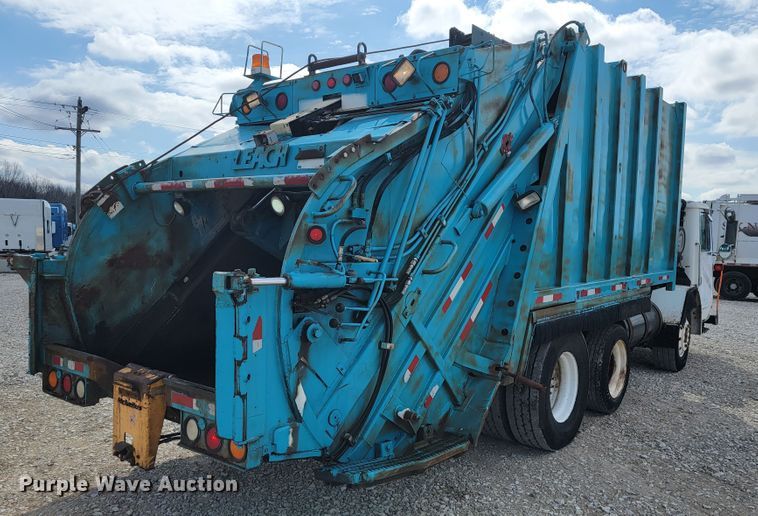 image for item JE9968 2000 Volvo WXLL  refuse truck