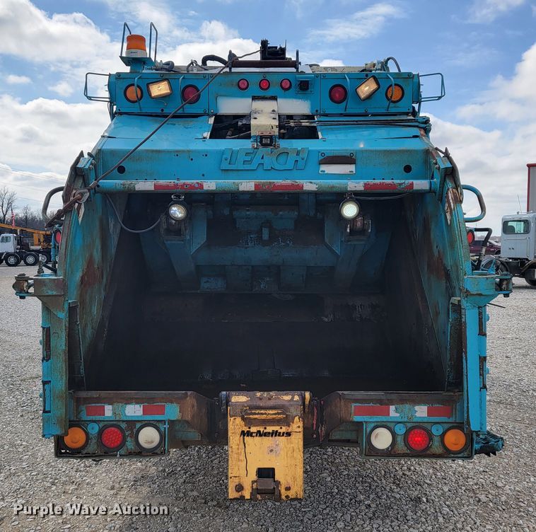 image for item JE9968 2000 Volvo WXLL  refuse truck