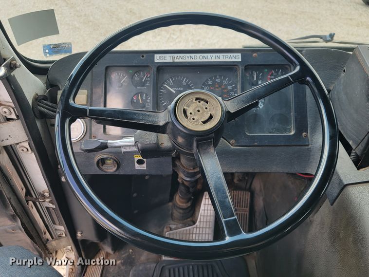 image for item JE9968 2000 Volvo WXLL  refuse truck