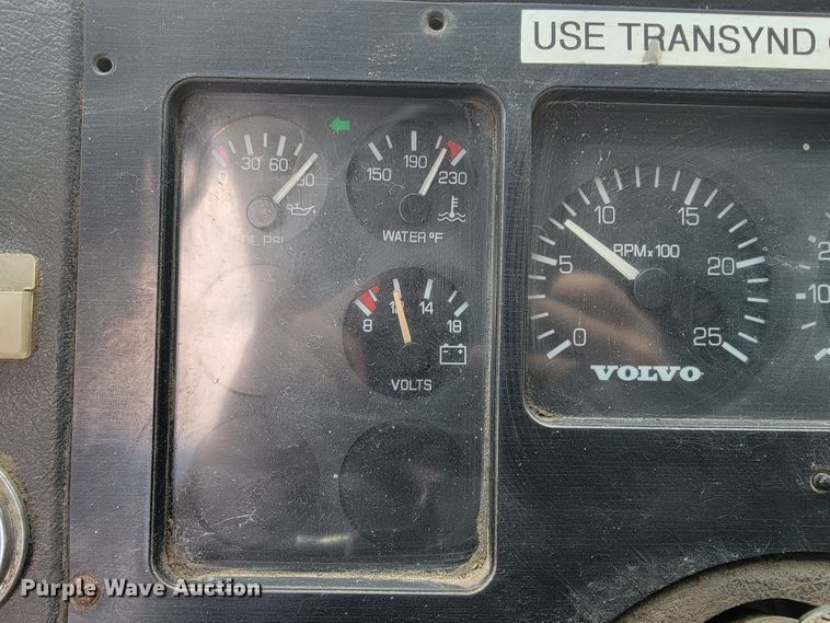 image for item JE9968 2000 Volvo WXLL  refuse truck