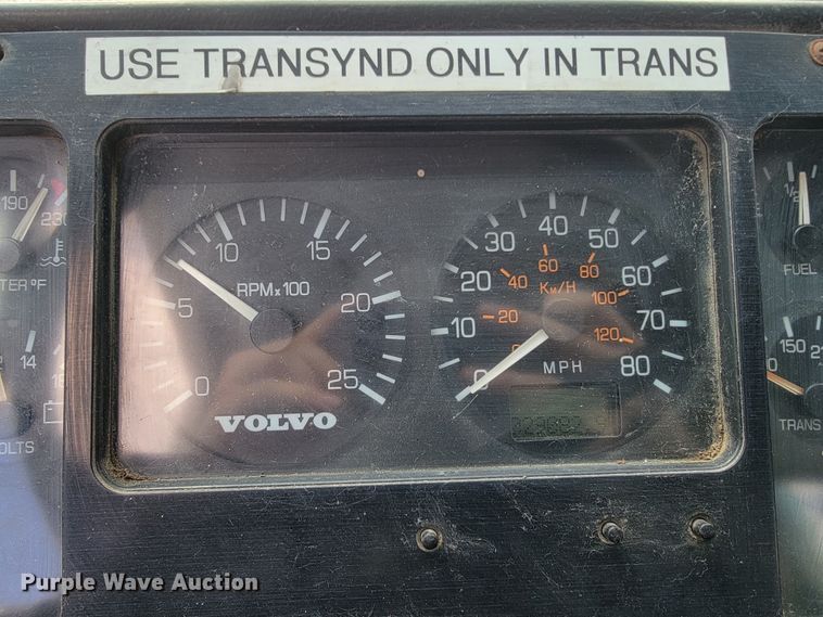 image for item JE9968 2000 Volvo WXLL  refuse truck