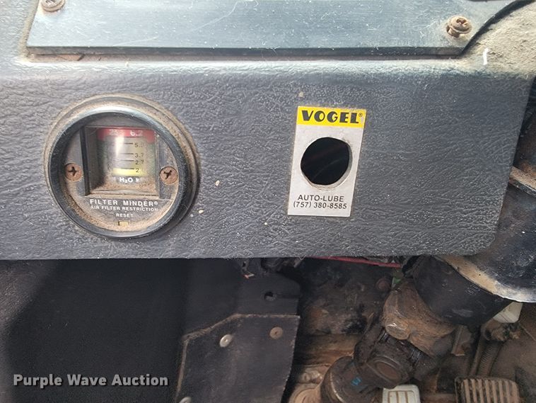 image for item JE9968 2000 Volvo WXLL  refuse truck