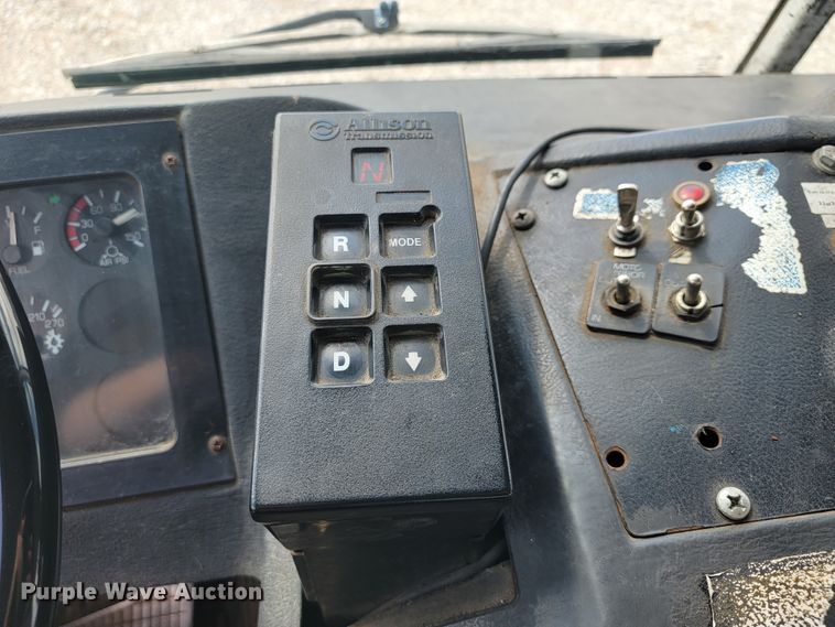 image for item JE9968 2000 Volvo WXLL  refuse truck