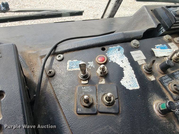 image for item JE9968 2000 Volvo WXLL  refuse truck