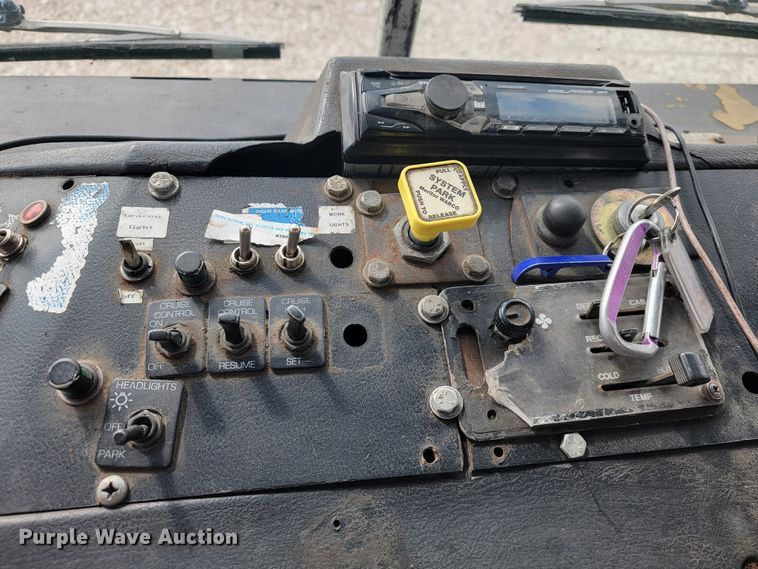 image for item JE9968 2000 Volvo WXLL  refuse truck