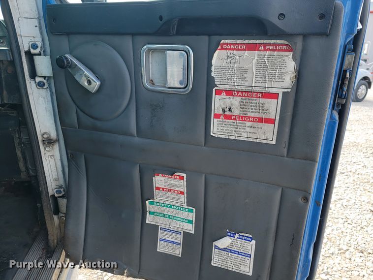 image for item JE9968 2000 Volvo WXLL  refuse truck