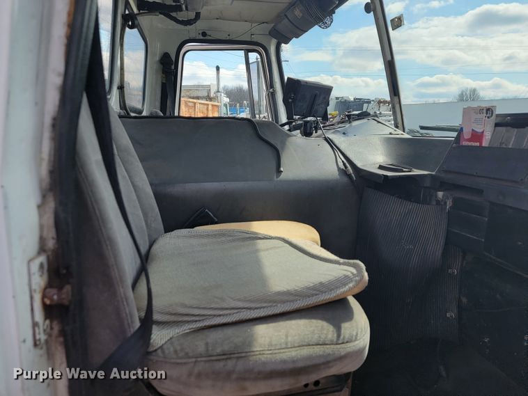 image for item JE9968 2000 Volvo WXLL  refuse truck