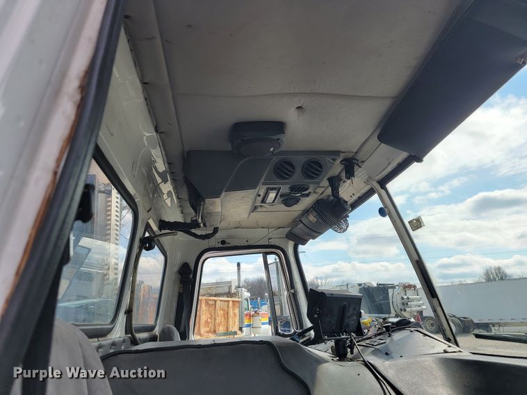 image for item JE9968 2000 Volvo WXLL  refuse truck