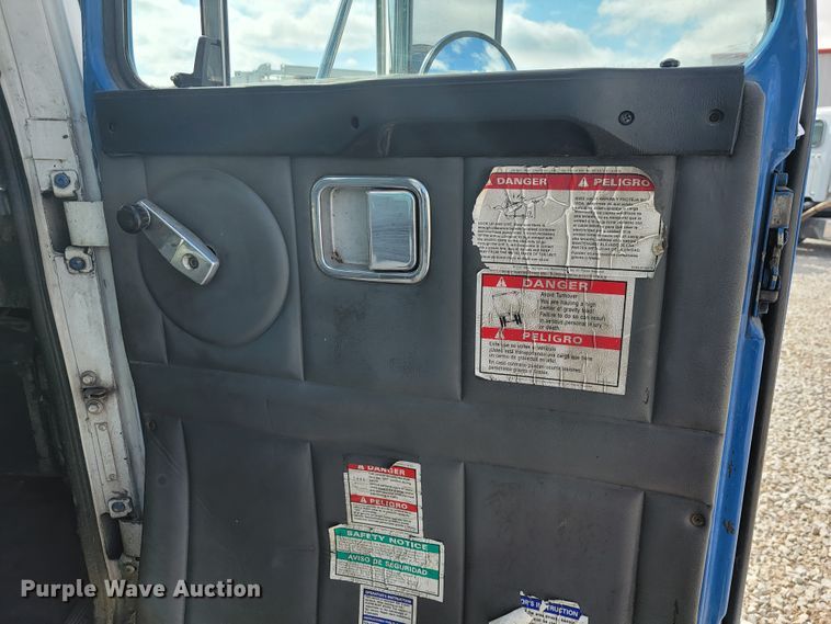 image for item JE9968 2000 Volvo WXLL  refuse truck