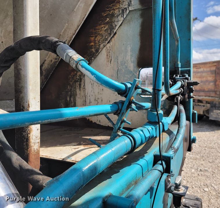 image for item JE9968 2000 Volvo WXLL  refuse truck