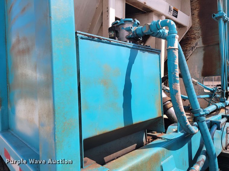 image for item JE9968 2000 Volvo WXLL  refuse truck