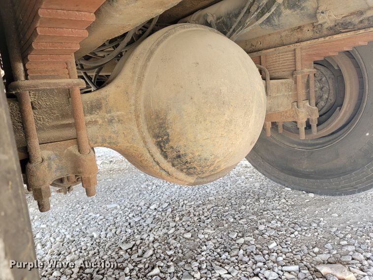 image for item JE9968 2000 Volvo WXLL  refuse truck