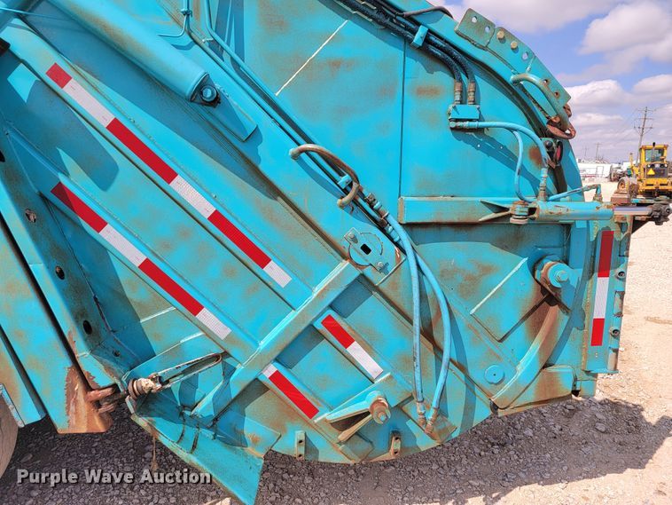 image for item JE9968 2000 Volvo WXLL  refuse truck