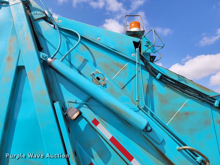 image for item JE9968 2000 Volvo WXLL  refuse truck