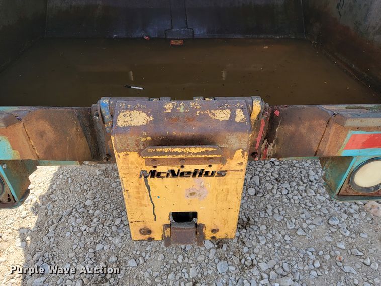 image for item JE9968 2000 Volvo WXLL  refuse truck