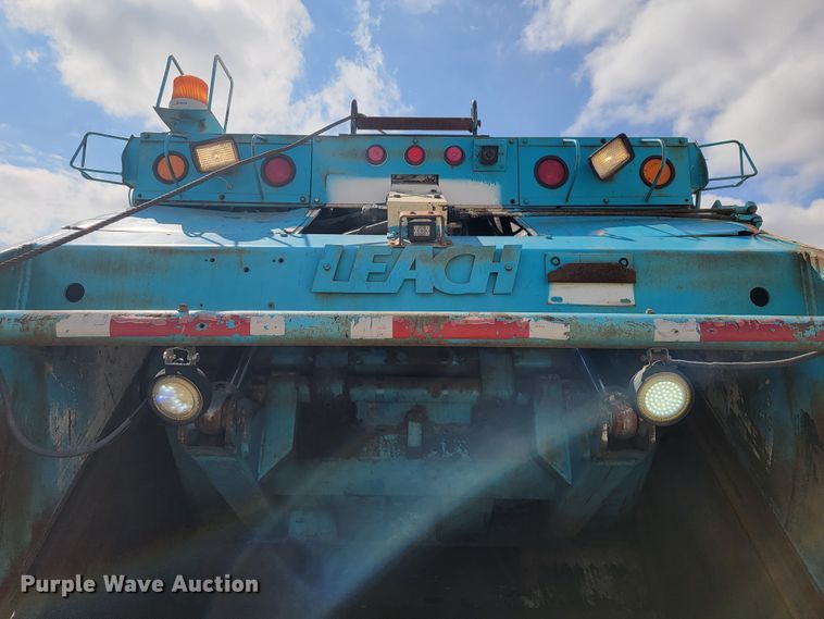 image for item JE9968 2000 Volvo WXLL  refuse truck