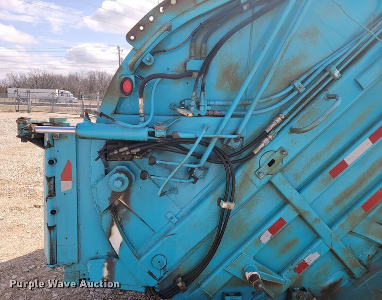 image for item JE9968 2000 Volvo WXLL  refuse truck