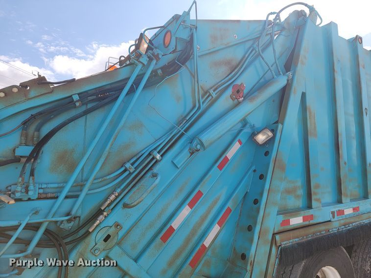 image for item JE9968 2000 Volvo WXLL  refuse truck