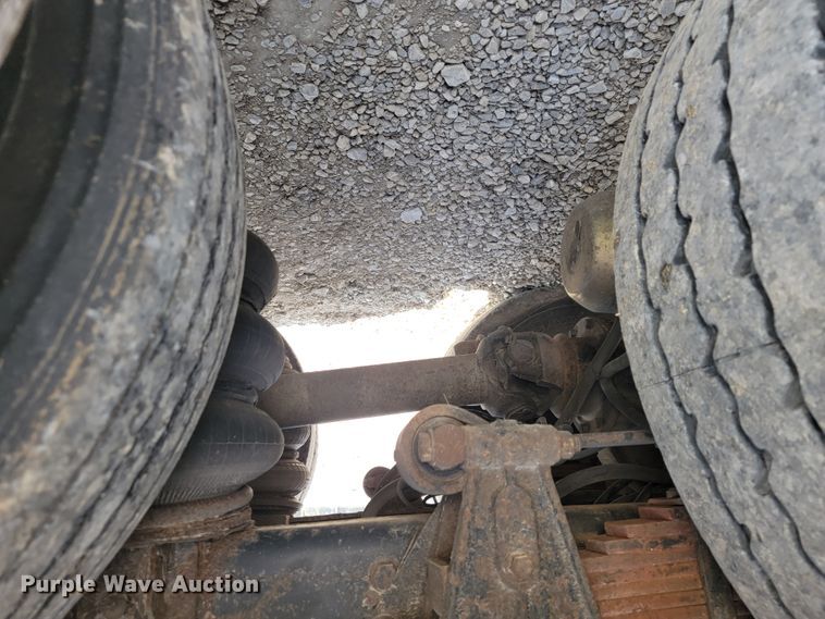 image for item JE9968 2000 Volvo WXLL  refuse truck