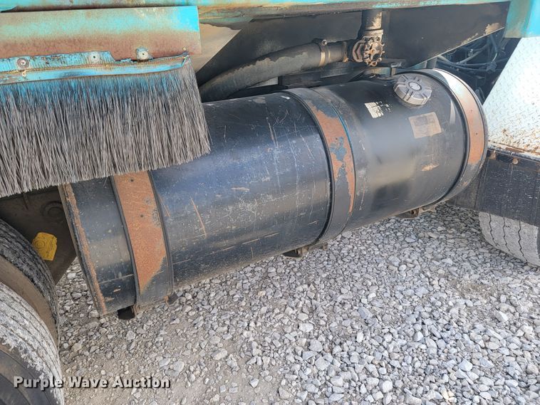 image for item JE9968 2000 Volvo WXLL  refuse truck