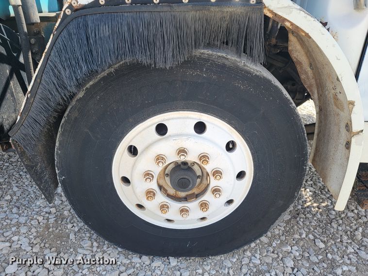 image for item JE9968 2000 Volvo WXLL  refuse truck