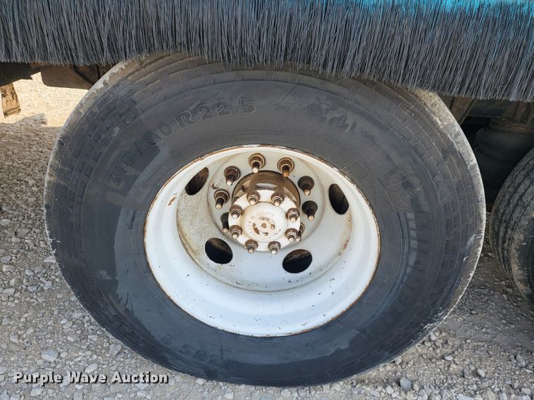 image for item JE9968 2000 Volvo WXLL  refuse truck