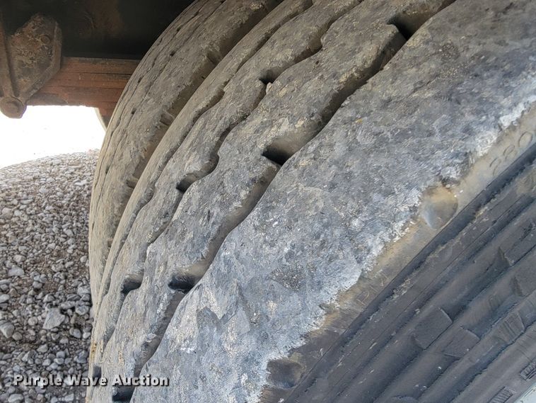 image for item JE9968 2000 Volvo WXLL  refuse truck